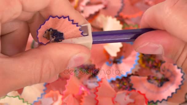 Sharping colorful pencils — Stock Video