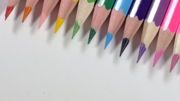 Puntas afiladas multicolores en lápices — Vídeos de Stock