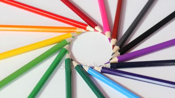 Kleurrijke potloden in cirkel — Stockvideo