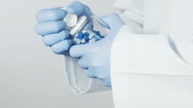 Doktorun elinde kapsül