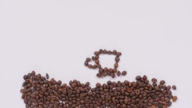 Kahve çekirdekleri fincan ve gülen yüz şeklinde