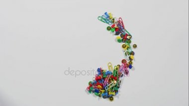 Gülen yüz pimleri ve Klipler