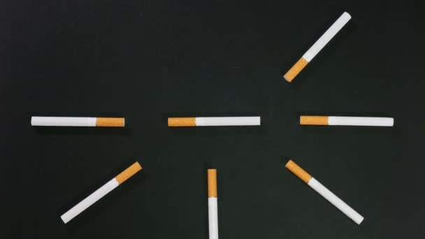 黑色表面上时钟的香烟 — 图库视频影像