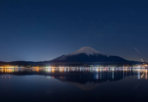 Réflexion du Mont Fuji la nuit — Photo