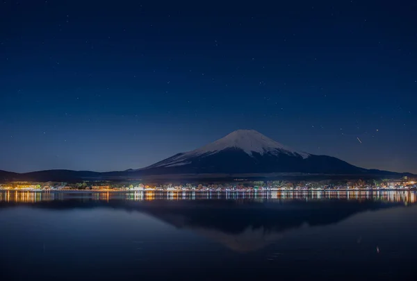 Reflexão do Monte Fuji à noite — Fotografia de Stock