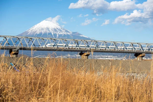 Shinkansen with view of mountain fuji — Stock Photo, Image