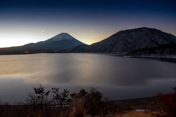 本栖湖と mt。日の出時に富士 — ストック写真