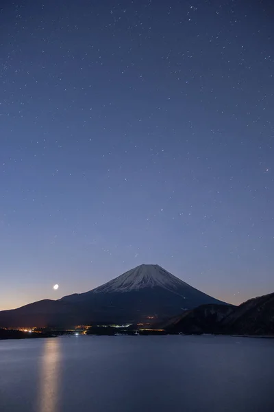 Lake Motosu ve mt. Fuji gece zaman — Stok fotoğraf