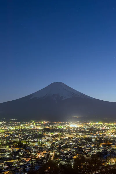 都市の景観を望む富士の山 — ストック写真