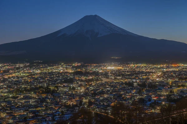 都市の景観を望む富士の山 — ストック写真