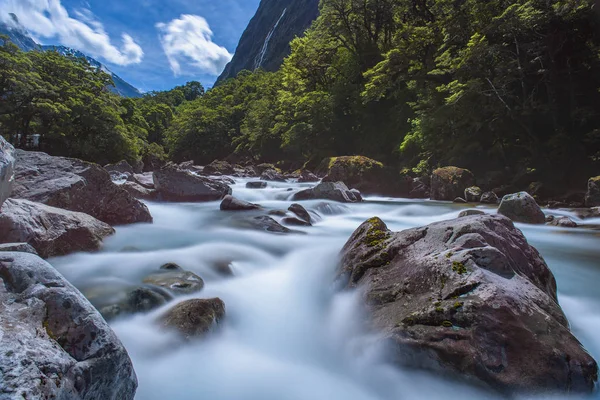 Cascada en Milford Sound, Nueva Zelanda — Foto de Stock