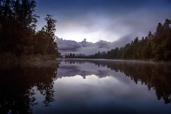 Lake Matheson. Standort in der Nähe des Fuchsgletschers — Stockfoto