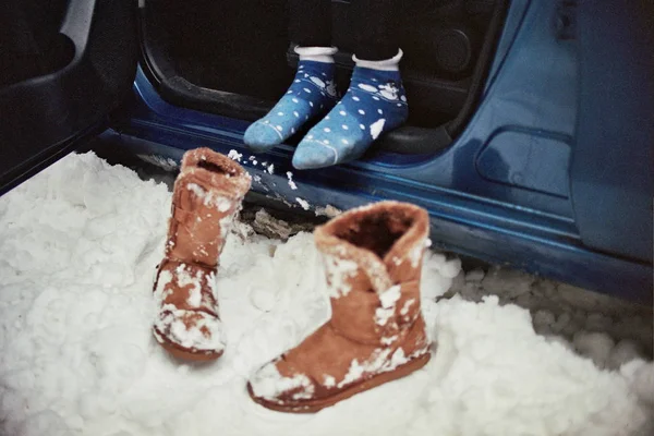 Mädchen mit Winterschuhen im Auto — Stockfoto