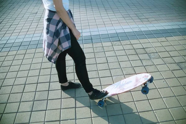 Mann fährt Longboard — Stockfoto