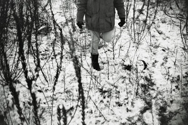 冬に歩いて男 — ストック写真