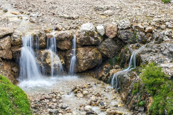 Alpleri'nde küçük şelale