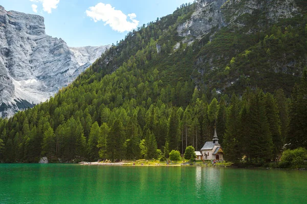 Lago Braies em Dolomitas — Fotografia de Stock