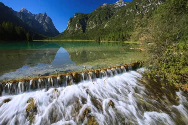 Lindo lago Dobbiaco — Fotografia de Stock