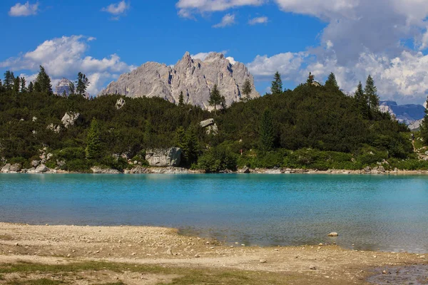 Sorapis jezera v Itálii — Stock fotografie