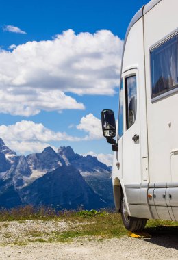 Bir Alpleri'nde kamp araba