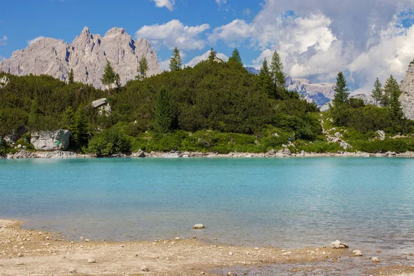 Sorapis jezero v Alpách Dolomity — Stock fotografie