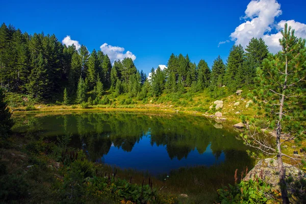 Hermoso lago en las montañas —  Fotos de Stock