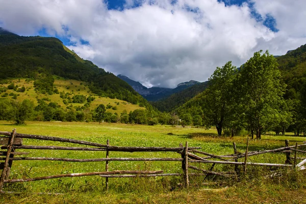 Paisagem pequena aldeia — Fotografia de Stock