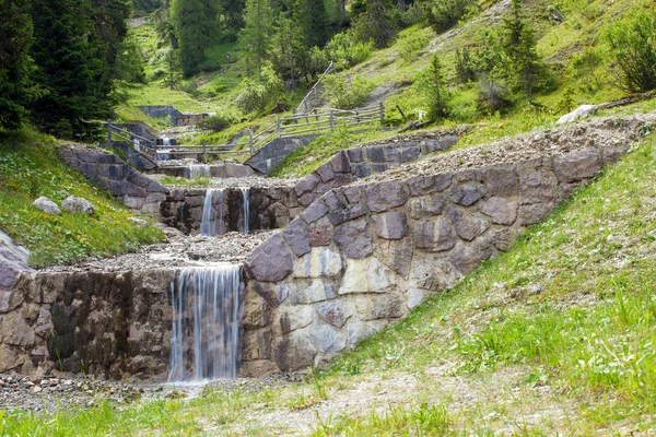 Vackra vattenfall i en skog — Stockfoto