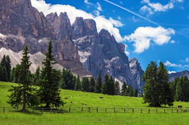 Şaşırtıcı Dolomit dağlar 