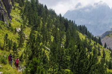 genç bir çift Dağları