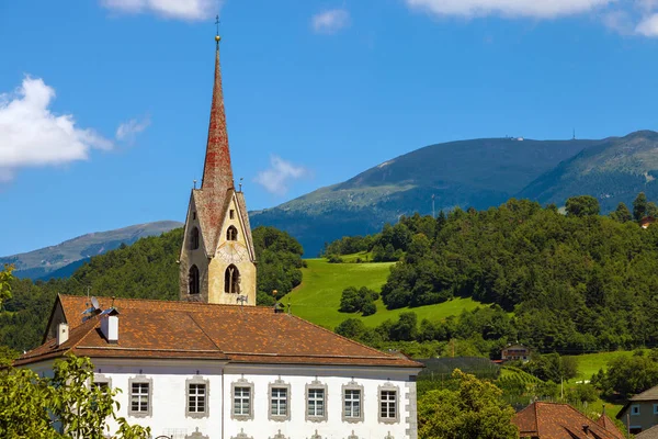 Mooie stad van Gufidaun — Stockfoto