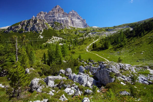 Tre Cime di Lavaredo - Montagnes étonnantes dans les Alpes — Photo