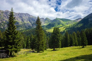 Şaşırtıcı Dolomit dağlar 