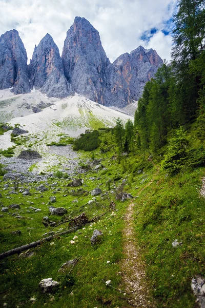 Sentier touristique dans les Alpes italiennes — Photo