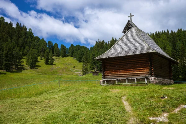 Заброшенная деревянная церковь — стоковое фото