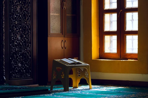 Quran suci di masjid — Stok Foto