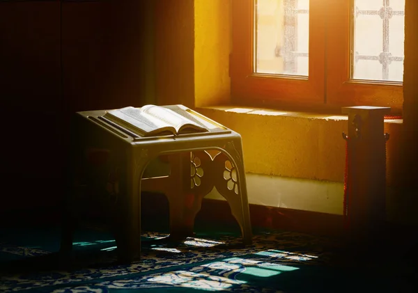 Święty Koran w meczecie — Zdjęcie stockowe