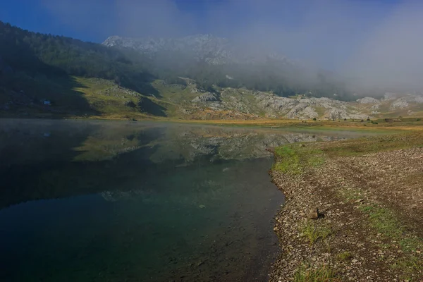 Lago en las montañas — Foto de Stock