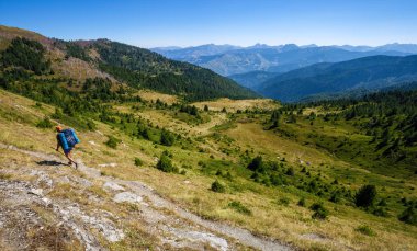 Dağlarda yürüyüş yapan