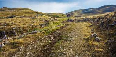 Dağlarda kırsal yol