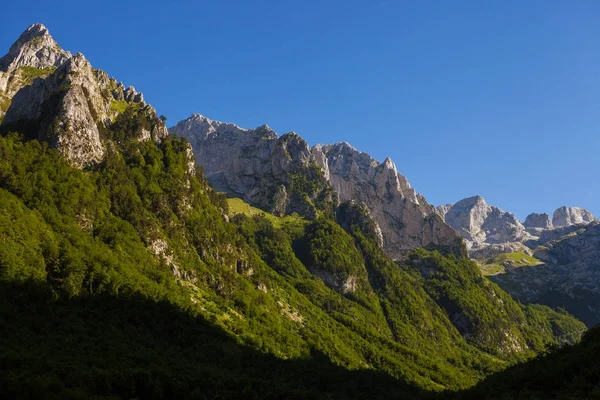 Bellissimo paesaggio montano — Foto Stock