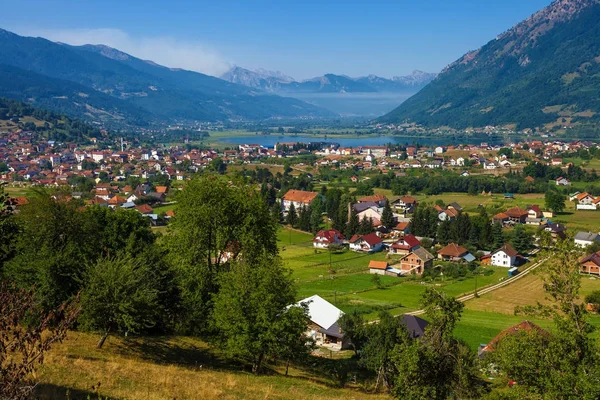 Small town in mountains — Stock Photo, Image
