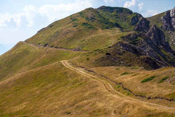 Landelijke weg in de bergen — Stockfoto