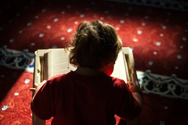 Çocuk bir camide — Stok fotoğraf