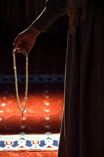 Женщина молится в мечети — стоковое фото