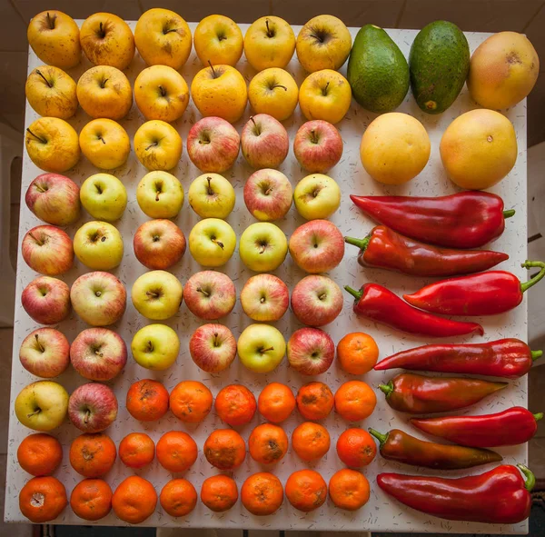 Molti frutti in ordine geometrico — Foto Stock