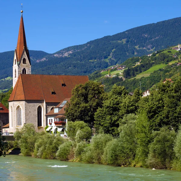 Katholieke kerk in Chiusa — Stockfoto