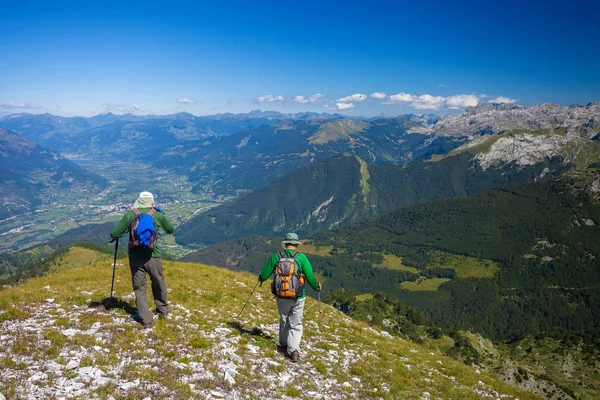 Two hikers in a mountains — Stock Photo, Image