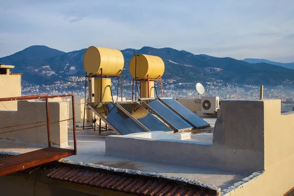 Ηλιακοί συλλέκτες στην οροφή — Φωτογραφία Αρχείου