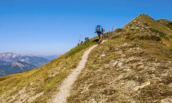 Excursionista en las montañas —  Fotos de Stock